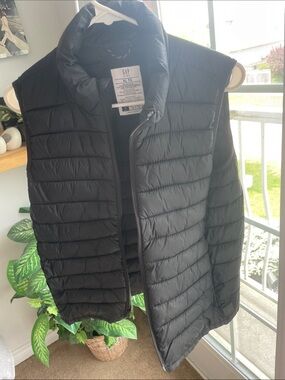 GAP Woman’s Black Lightweight Quilted Puffer Jacket